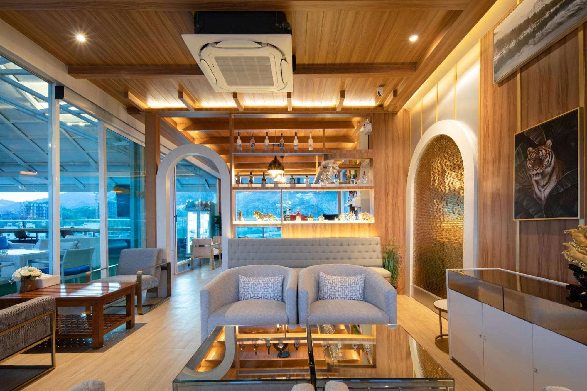 Sira Grande Hotel & Spa Patong Luaran gambar